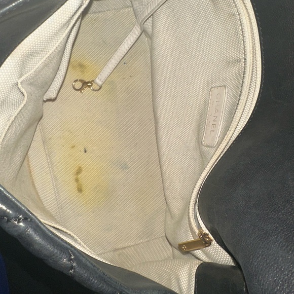 Chanel Black Quilted Leather Shoulder Bag - Picture 2 of 16